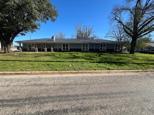 view of front of property featuring a front yard