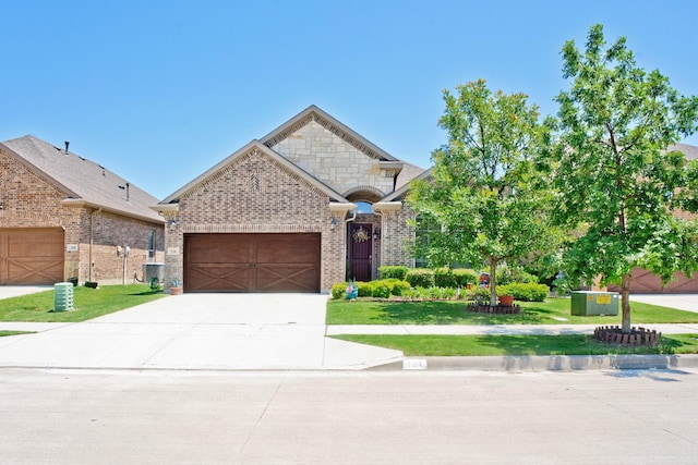 view of front of home featuring central air condition unit, a front lawn, and a garage