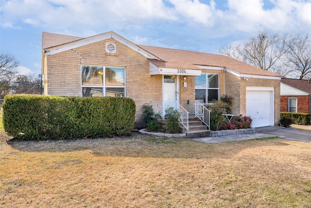 view of front facade featuring a garage and a front yard