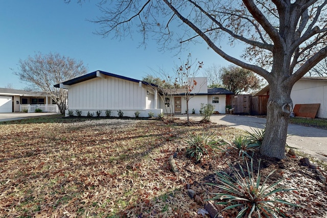 ranch-style home featuring a garage