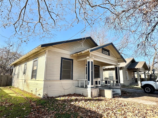 view of front of property featuring covered porch