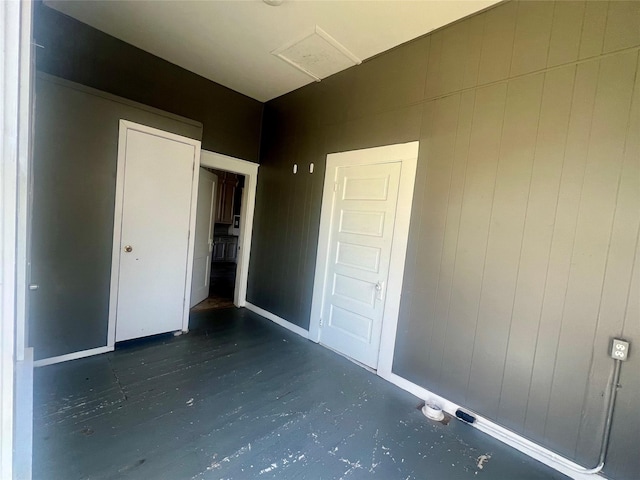 empty room featuring baseboards and concrete floors