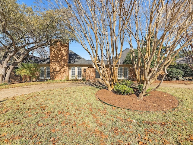 view of front facade with a front yard