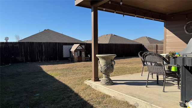 view of yard featuring a patio