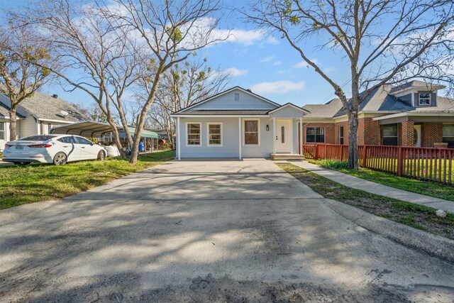 view of front of property featuring a front yard, a porch, and a carport