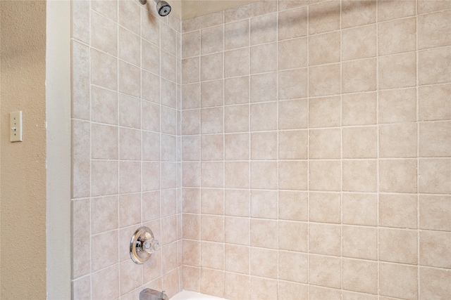 bathroom with tiled shower / bath