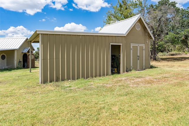 view of outdoor structure featuring a yard