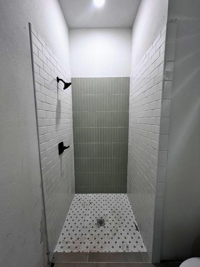 bathroom featuring a tile shower