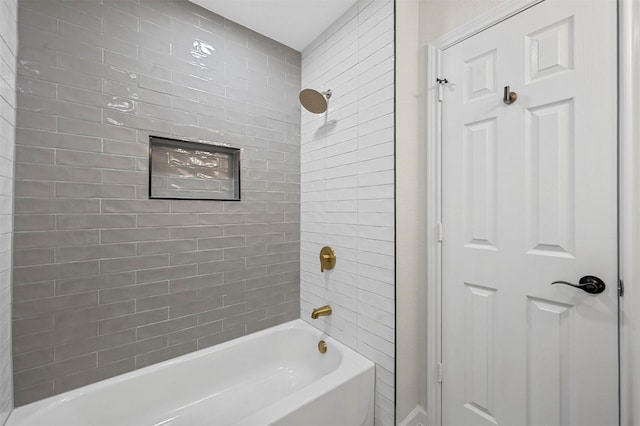 bathroom featuring tiled shower / bath combo