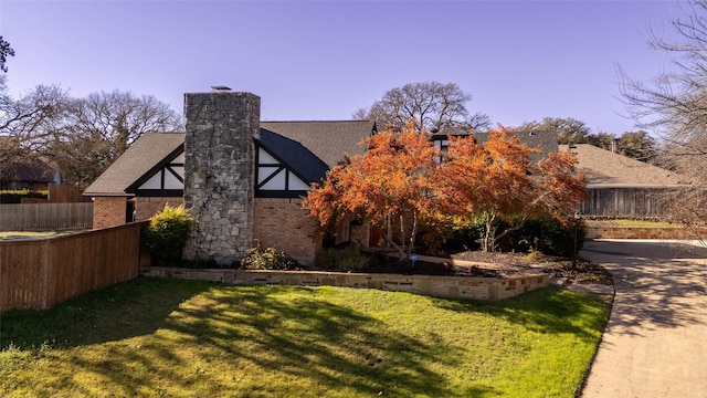 view of front of property featuring a front yard