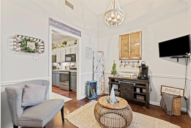 sitting room featuring a notable chandelier