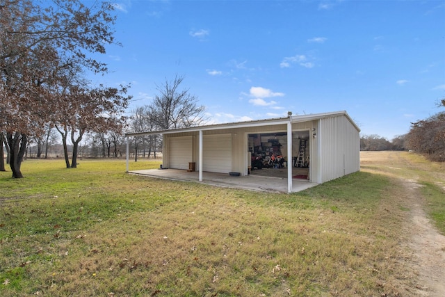 view of yard with an outbuilding