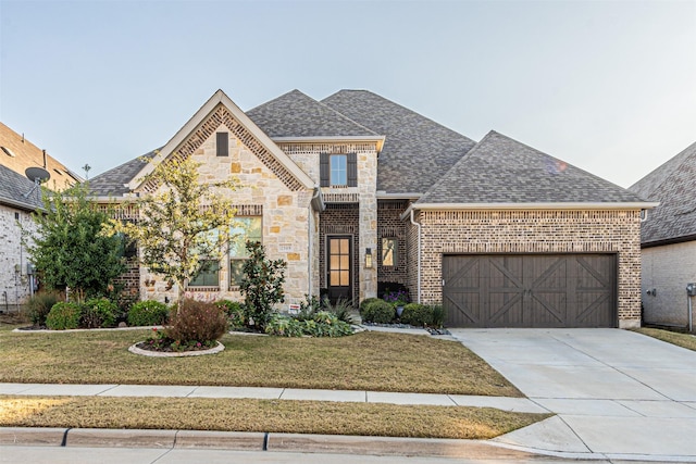 view of front of property featuring a front lawn and a garage