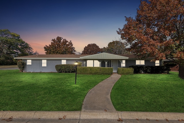 single story home featuring a lawn