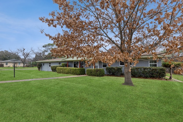 single story home with a front yard