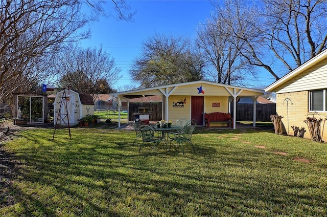 view of yard featuring a storage shed