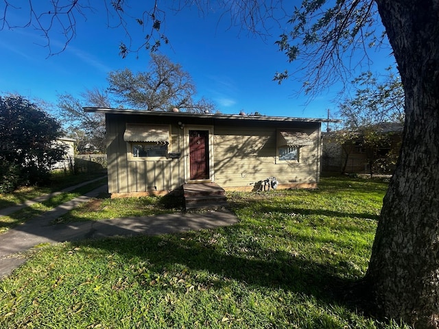 view of front facade with a front yard