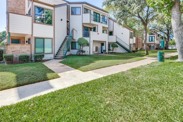 view of property's community featuring a lawn