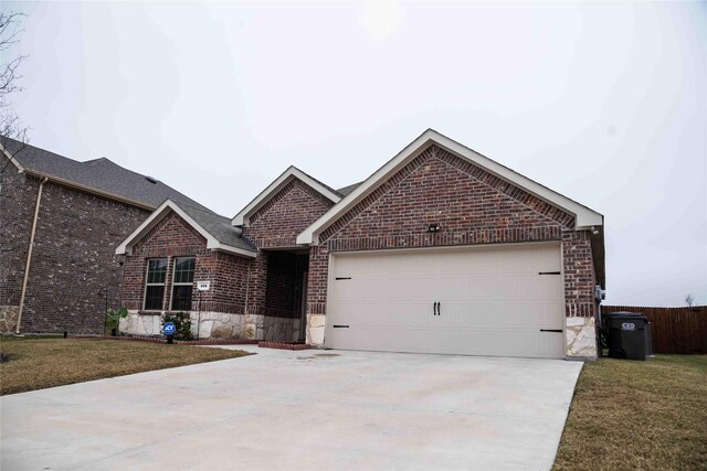 view of front of home featuring a front lawn and a garage