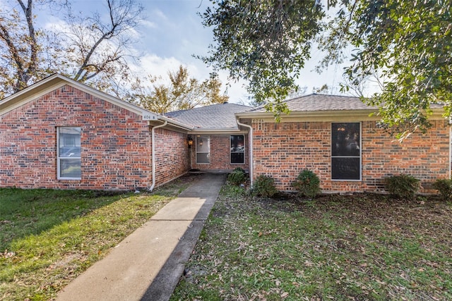 single story home with a front lawn