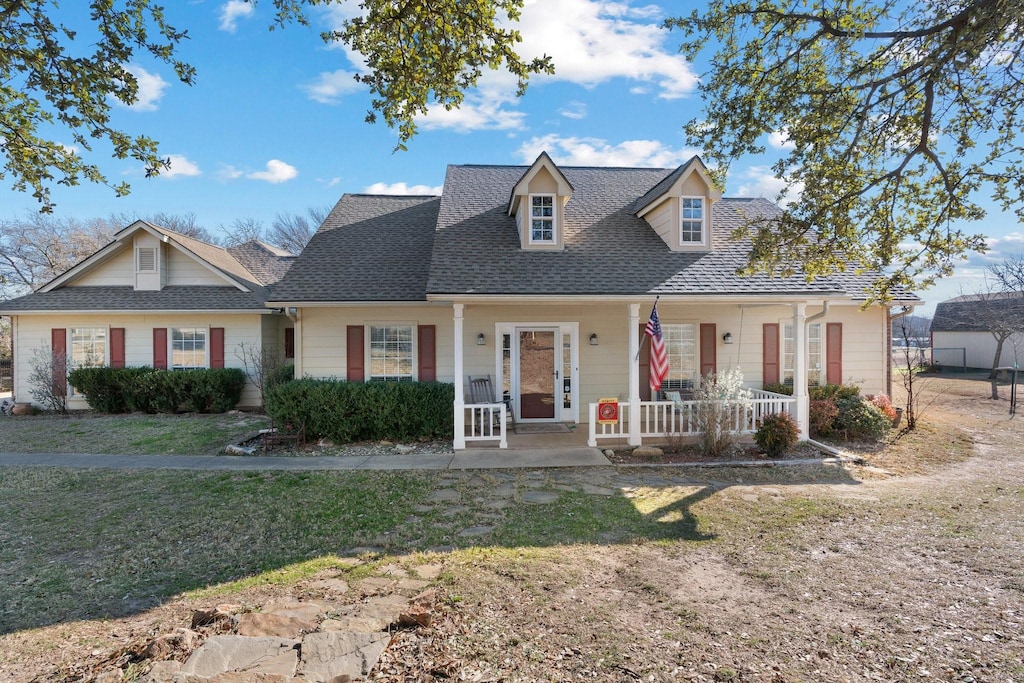 view of front of house featuring a porch and a front lawn