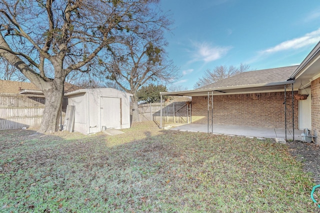 view of yard with a storage unit