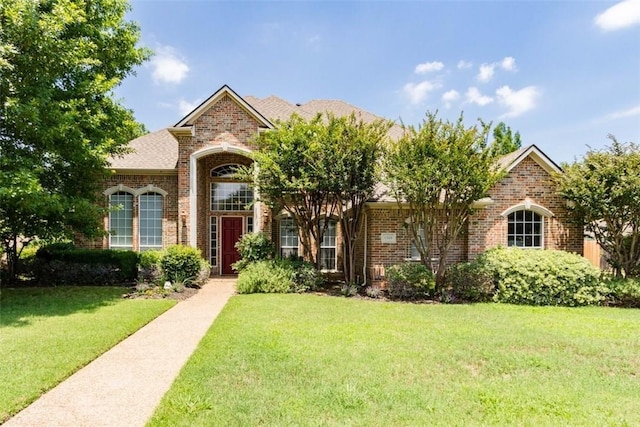 view of front facade featuring a front yard