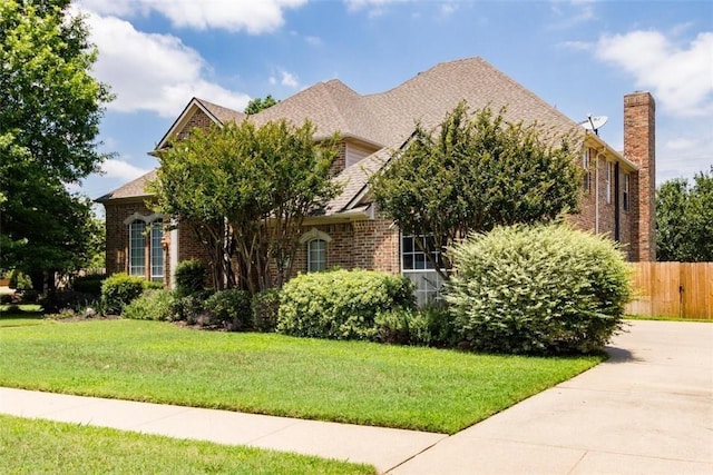 view of front facade featuring a front yard