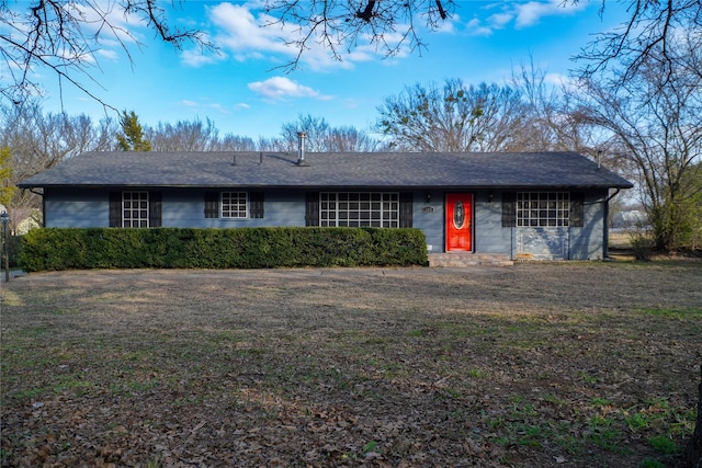 single story home featuring a front lawn