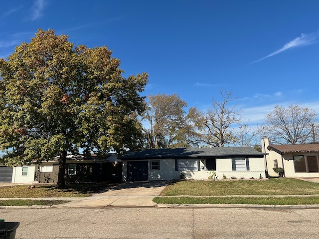 single story home featuring a front lawn