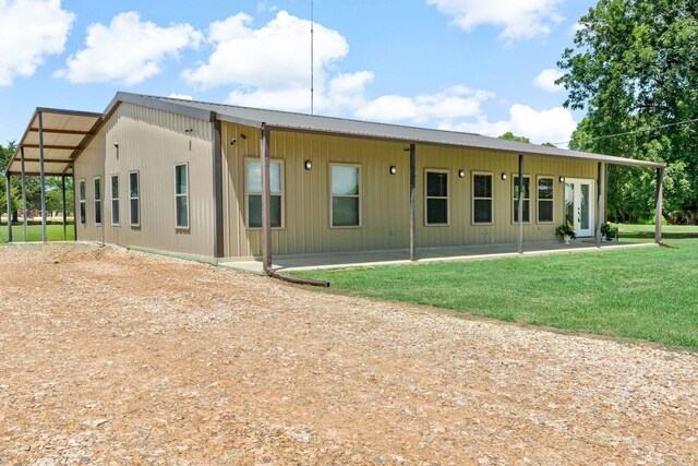 back of house featuring a yard