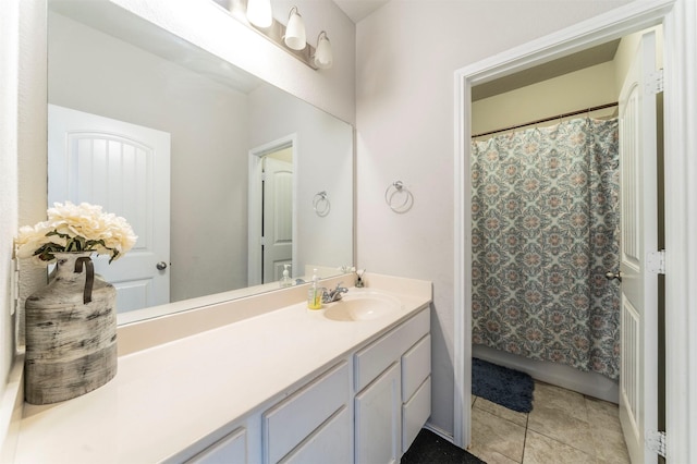 bathroom featuring a shower with curtain and vanity