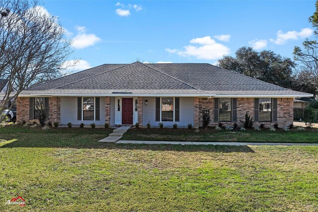 ranch-style house featuring a front yard