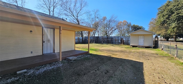 view of yard featuring a storage shed