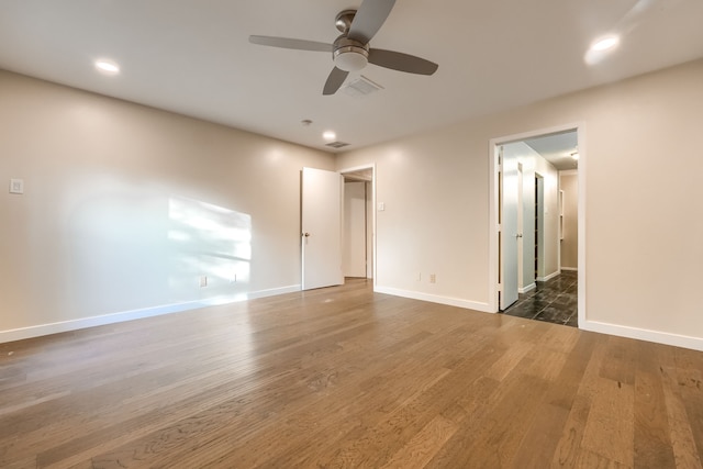 unfurnished room with dark wood-type flooring and ceiling fan