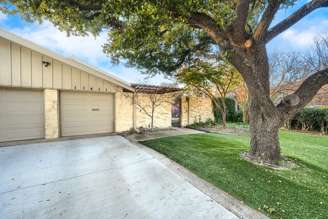 view of front of house with a front yard