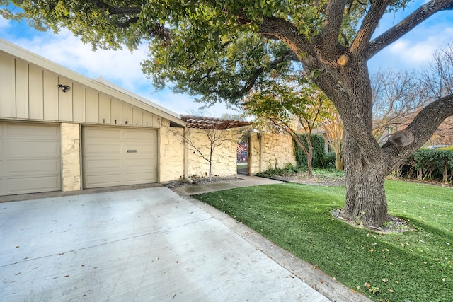 view of front of property featuring a garage and a front lawn