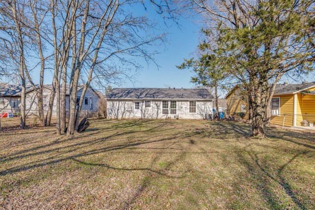 view of front of property featuring a front lawn