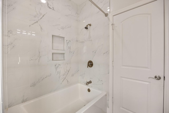 bathroom with tiled shower / bath