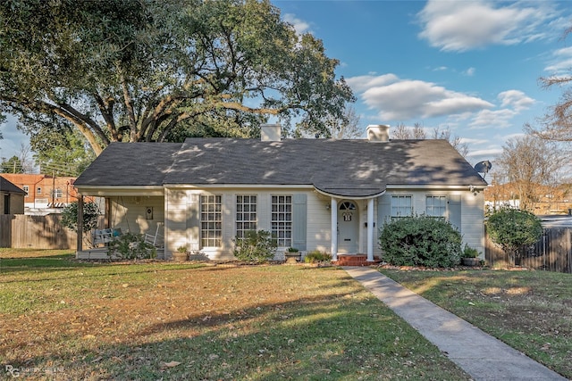 view of front of property featuring a front yard