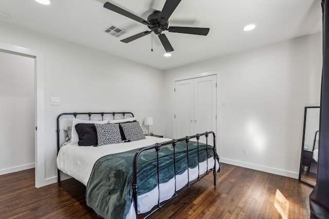 bedroom featuring a closet, dark hardwood / wood-style floors, and ceiling fan