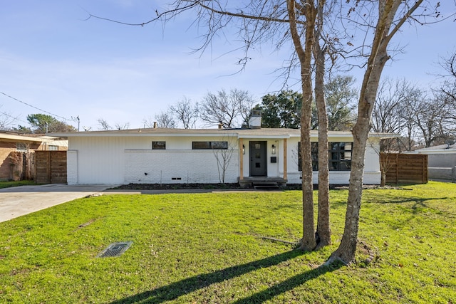 single story home featuring a front lawn