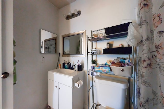 bathroom featuring curtained shower, vanity, and toilet