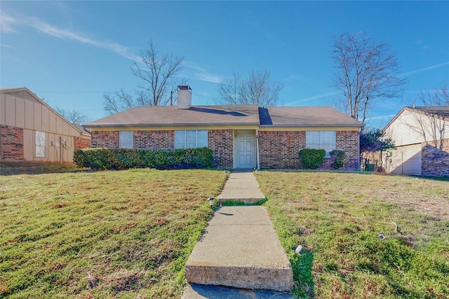 ranch-style home featuring a front lawn