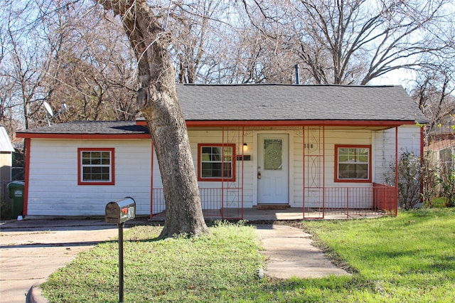 single story home featuring covered porch and a front lawn