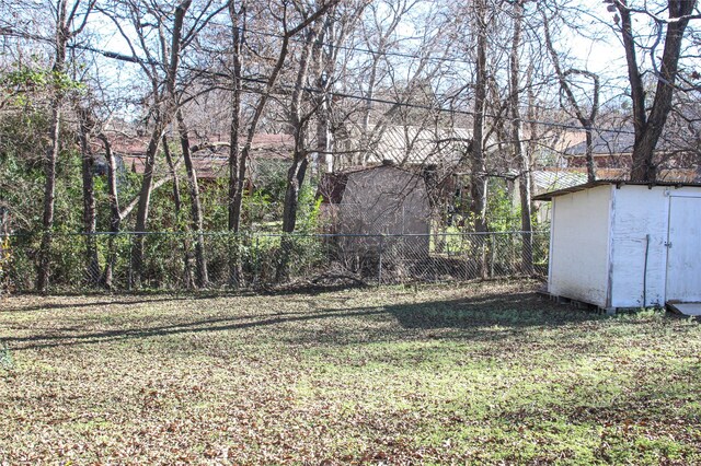 view of yard featuring a storage unit