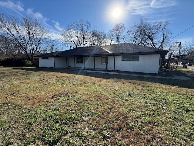 view of front of property with a front lawn