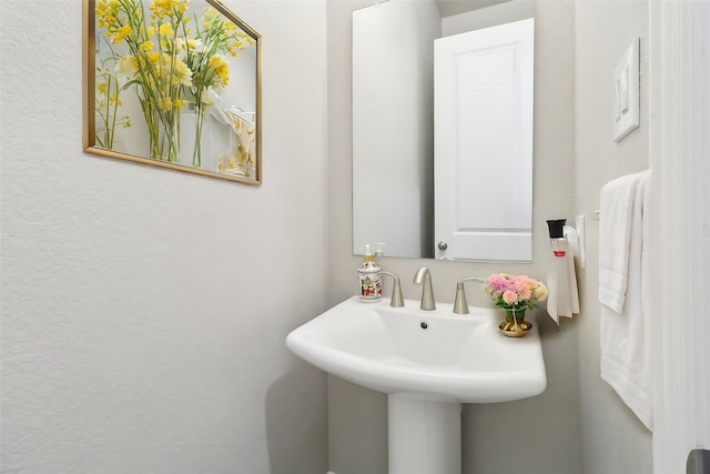 bathroom featuring sink