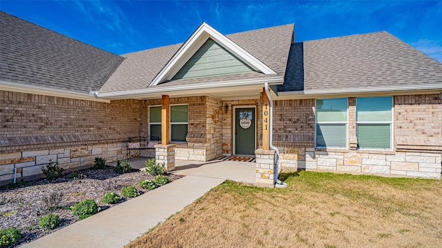 view of front facade featuring a porch and a front lawn