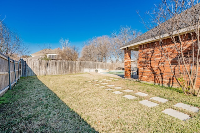 view of yard featuring a fenced in pool